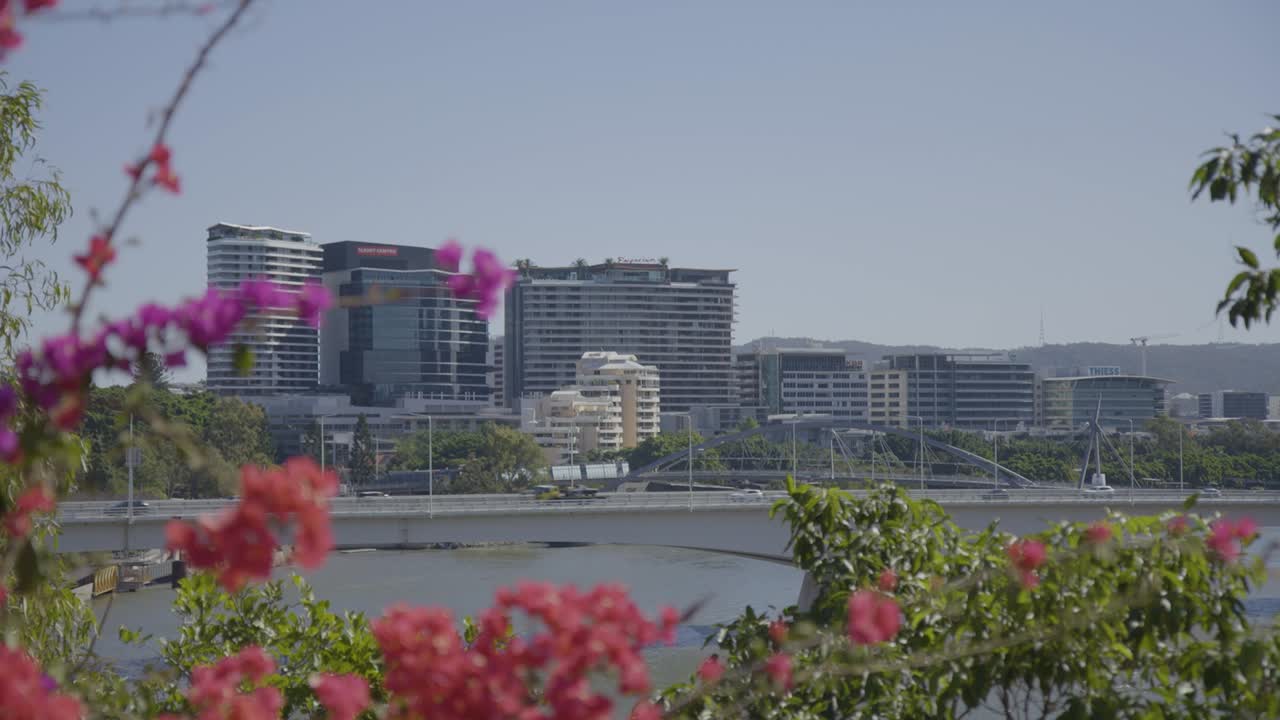 틴  다리를 지나가는 자동차, m3