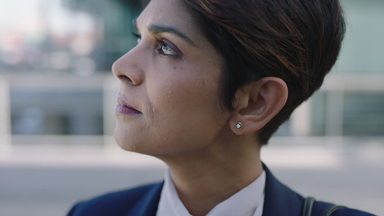 retrato en primer plano de una mujer de negocios seria ejecutiva mirando a la cámara gira la cabeza pensando pensativo mujer ambiciosa en la carrera corporativa