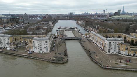 hochwinkel-drohne aus der luft, grönland-kai-dock, rotherhithe, london, vereinigtes königreich