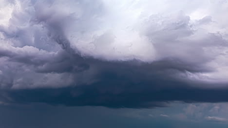 Der-Zeitraffer-Zeigt-Die-Faszinierende-Entwicklung-Der-Cumulonimbus-Wolken,-Während-Sie-Sich-Von-Bescheidenen-Anfängen-In-Majestätische-Gewitterriesen-Verwandeln