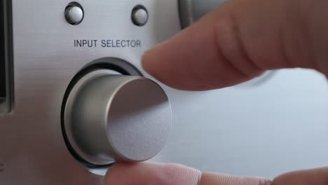 amplificador de diseño de hi-fi de acabado plateado cambiando fuentes de primer plano