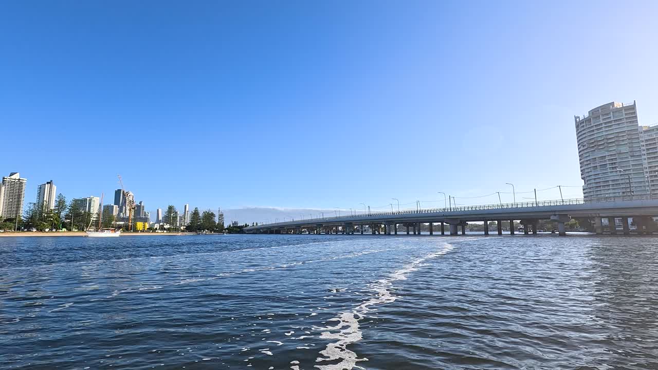 도시 스카이라인과 함께 다리 아래의 보트 여행