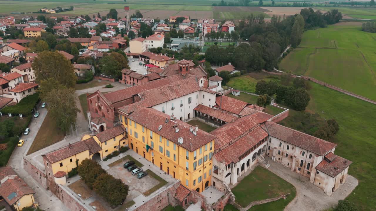 abadía de morimondo en órbita en el campo de lombardía cerca de abbiategrasso