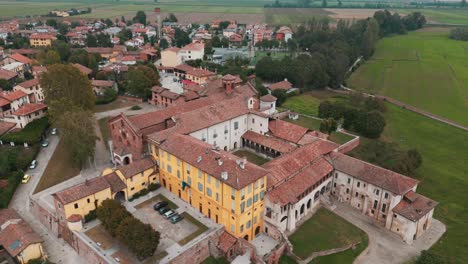 abadía de morimondo en órbita en el campo de lombardía cerca de abbiategrasso