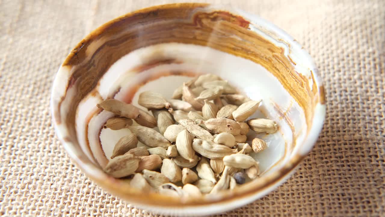 대리석 그 에 넣은 카다몬