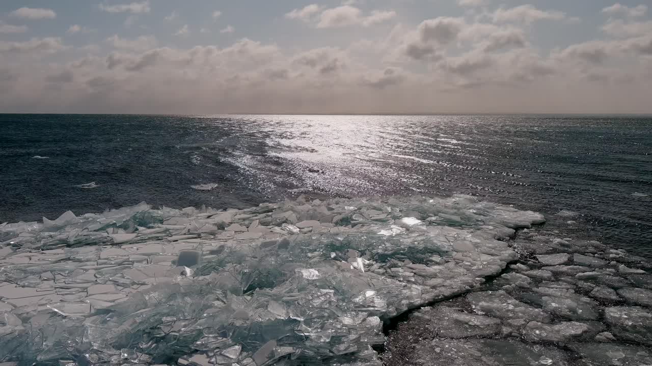 미네소타 주 덜루스에서 일몰 동안 슈페리어 호수의 빙산 전망 - 드론 촬영