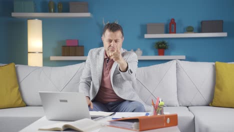 Hombre-Trabajador-De-Oficina-En-Casa-Mirando-La-Cámara-Con-Una-Severa-Advertencia-Enojada.