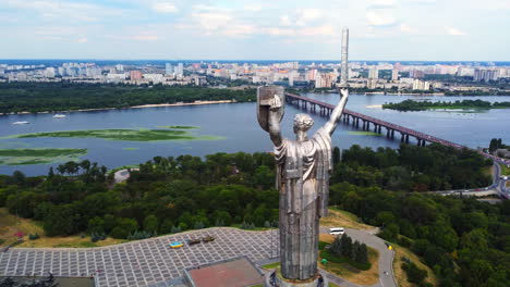 estatua de la patria contra el río dnipro en el fondo