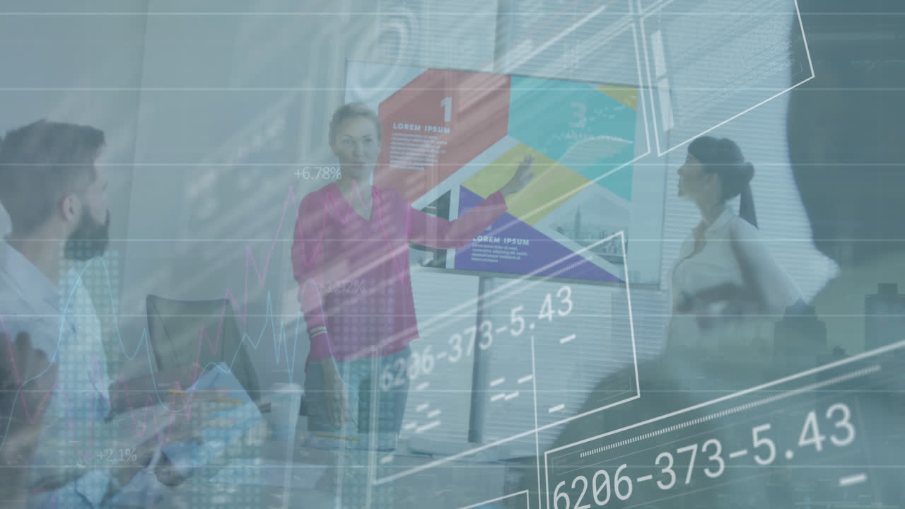 animación de gráficos, barras de carga y círculos, gerente diverso explicando la estrategia a los compañeros de trabajo