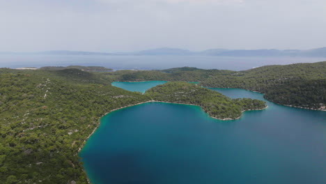 toma aérea del parque nacional de la isla mljet en croacia, europa