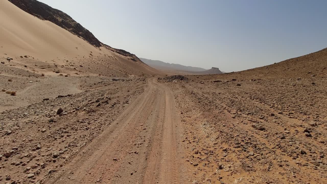 conduciendo rápido en un valle desierto