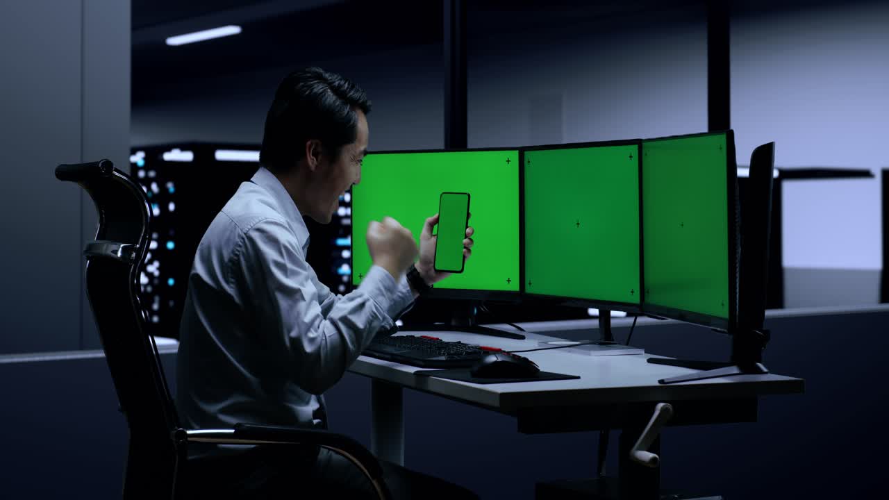 밤에 사무실에서 성공을 축하하는 사업가