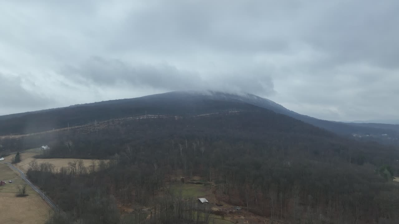 안개로 뒤덮인 애팔래치아 산맥 위의 드론 비행