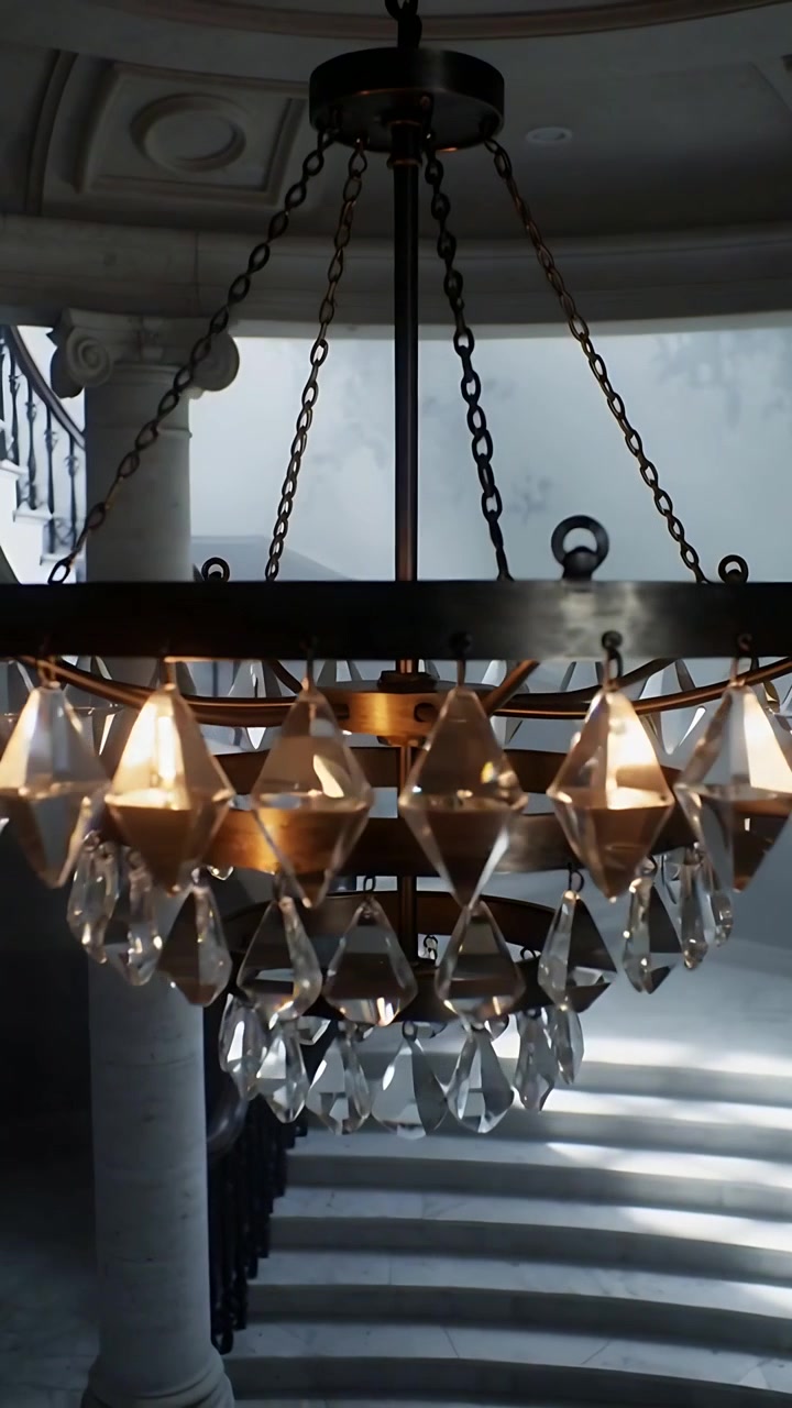 Video vertikal: Kamera dimiringkan menampakkan lampu gantung di foyer, menunjukkan tangga spiral dan kolom.
