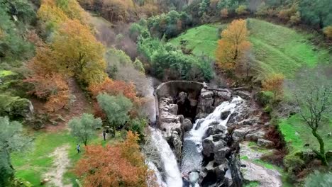 vista aérea, ponte da misarela, puente de arco medieval en el campo de portugal, punto de referencia del parque nacional peneda-geres en el colorido paisaje otoñal, tiro con drones