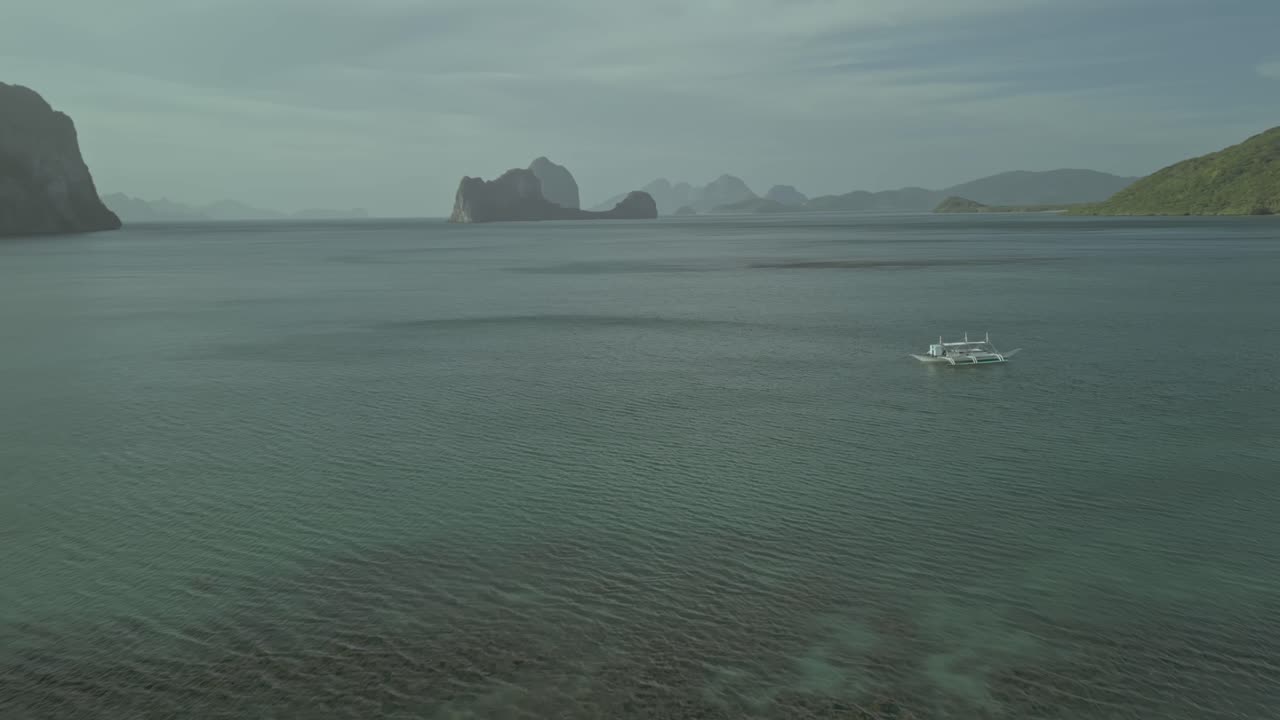 필리핀의 클리피 섬에서 열대 물에서 카타마란 보트, 공중 풀 아웃