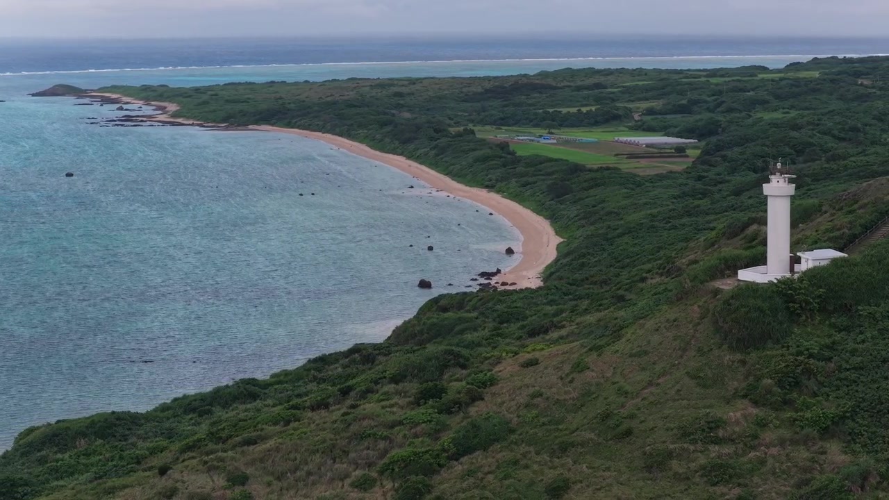 Horizontální letecké záběry pohybující se doleva podél majáku Hirakubozaki a pobřeží s výhledem na pláž Hirano, ostrov Ishigaki, Okinawa, Japonsko.