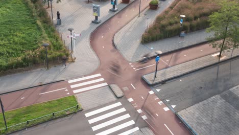 Pedestrians-and-cyclists-sharing-the-street-in-rush-hour,-dynamic-movement,-time-lapse