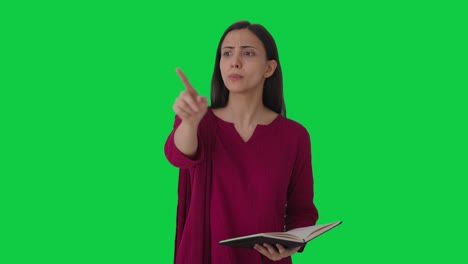 maestra india enojada gritando en la pantalla verde de los estudiantes