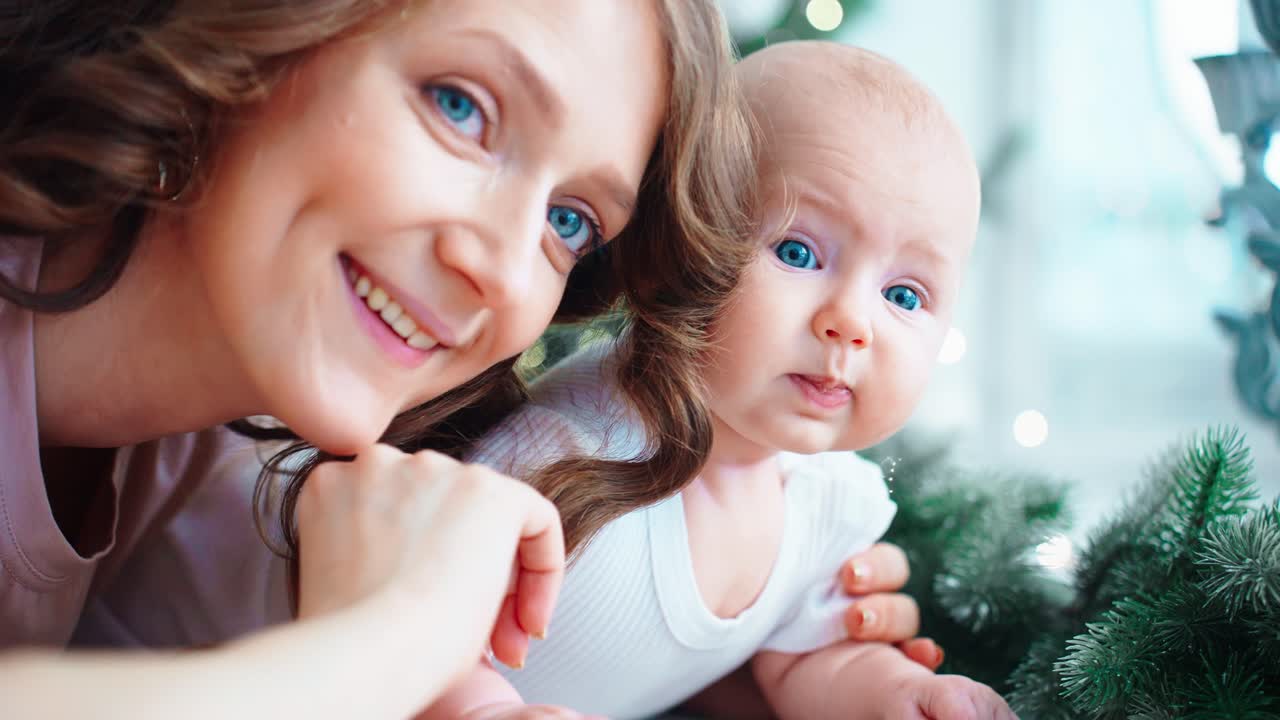 Glückliche Mutter und Baby verbringen gemeinsam Zeit in einer warmen Umgebung