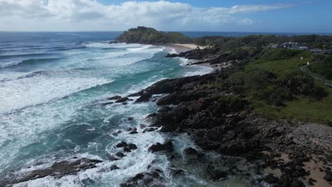 Cabo-Y-Paisaje-Marino-En-Cabarita,-Nueva-Gales-Del-Sur,-Australia---Retirada-Aérea