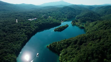 doskonały widok z lotu ptaka na park narodowy jezior plitwickich otoczony gęsto zalesionymi górami w chorwacji