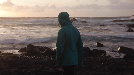 mujer libre paseando por las costas rocosas de azores portugal