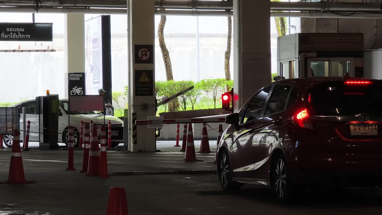 주차장 에 있는 자동차