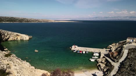 Toma-Directa-En-La-Costa-De-Croacia-Con-Drone-Buena-Toma-En-Un-Día-Soleado-Mirando-El-Puerto-Con-Los-Barcos-En-El-Mar-Adriático-4k-60fps