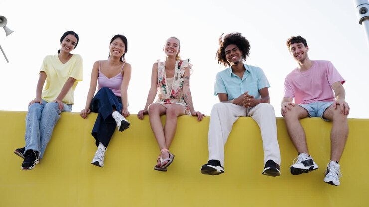 Gruppo di amici seduti su un muro