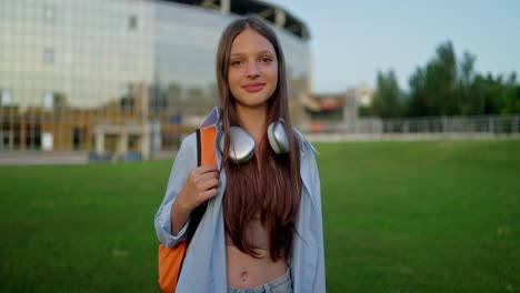 una mujer joven sonriendo en un parque.