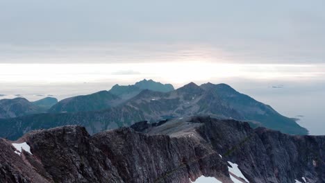 Montaña-Kvaenan,-Popular-Lugar-De-Senderismo-En-La-Isla-Senja,-Noruega