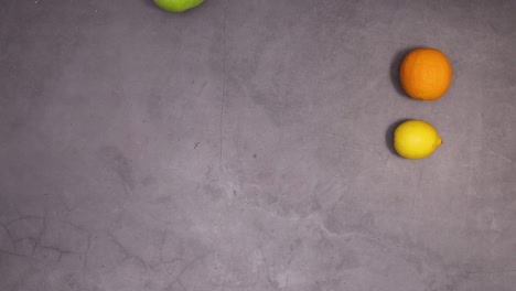frutas y verduras frescas y maduras orgánicas que pasan sobre un fondo oscuro.