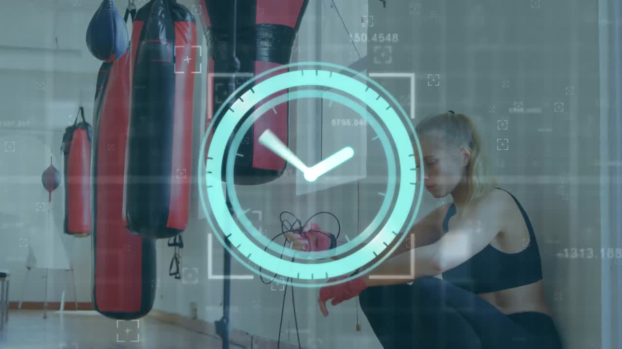 Animazione di un orologio al neon che ticchetta sopra una pugile caucasica stanca che si prende una pausa dal saltare la corda in palestra.