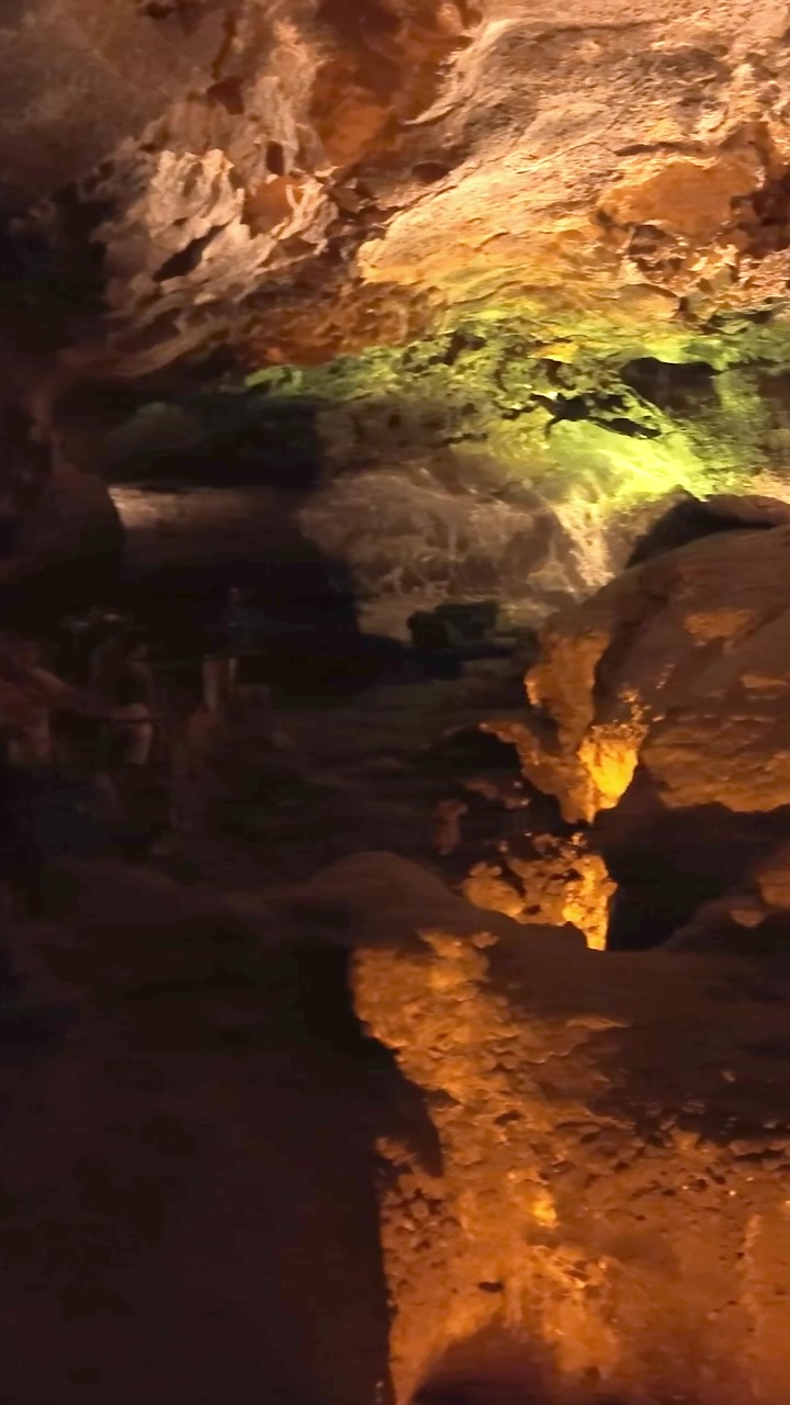 Lanzarote, Spagna, 20 agosto, Grotta de los Verdes, persone che camminano attraverso un'enorme grotta illuminata