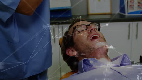 animación de procesamiento de datos sobre una dentista caucásica sonriendo con un paciente