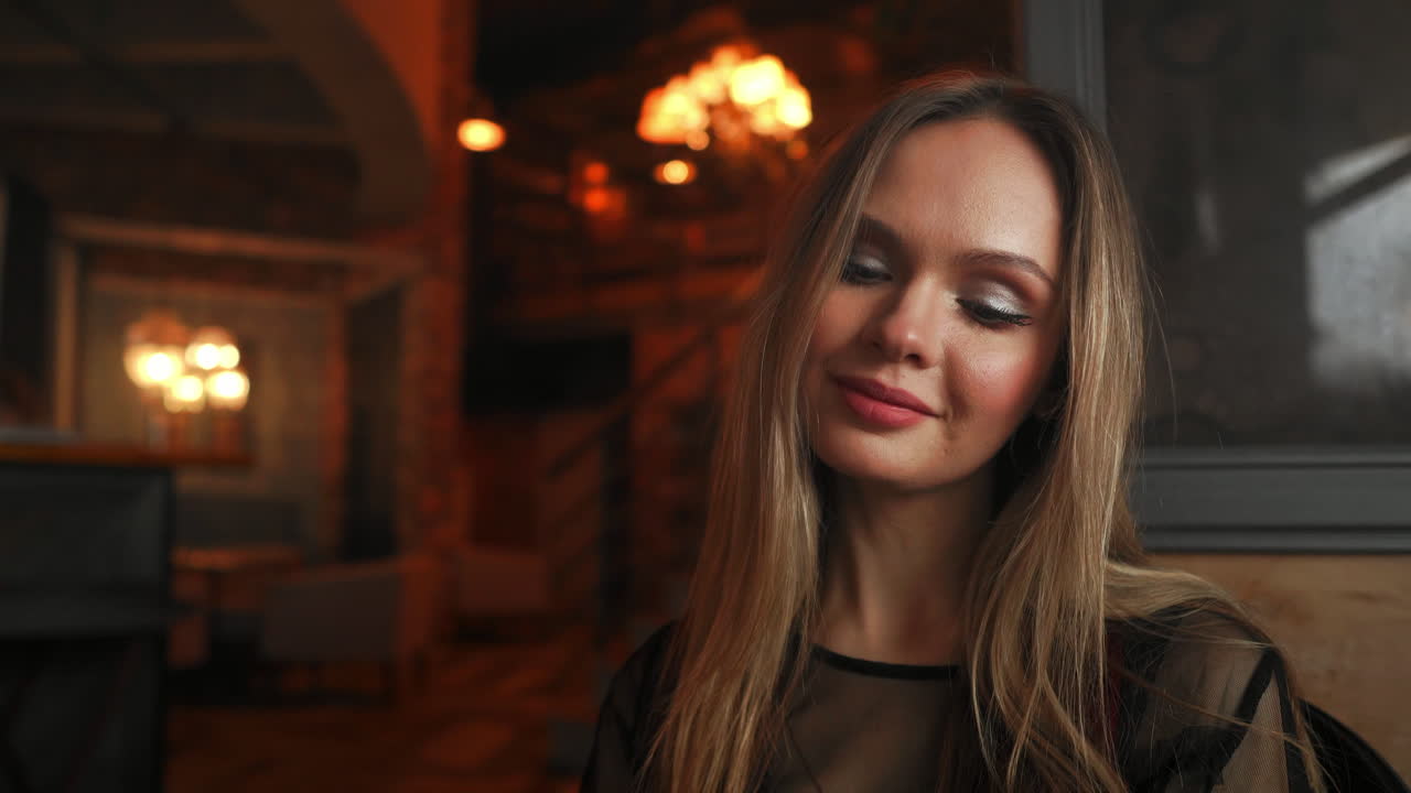 mujer hace pastel de fotos en un café usa un teléfono inteligente