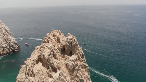 Vista-Aérea-De-Formaciones-Rocosas-Y-Barcos-En-El-Océano