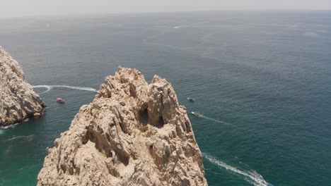 vista aérea de formaciones rocosas y barcos en el océano