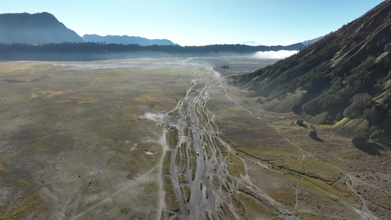 Monte Bromo Indonesia, natura, paesaggio aereo con drone, pellegrinaggio indù, viaggio su strada.