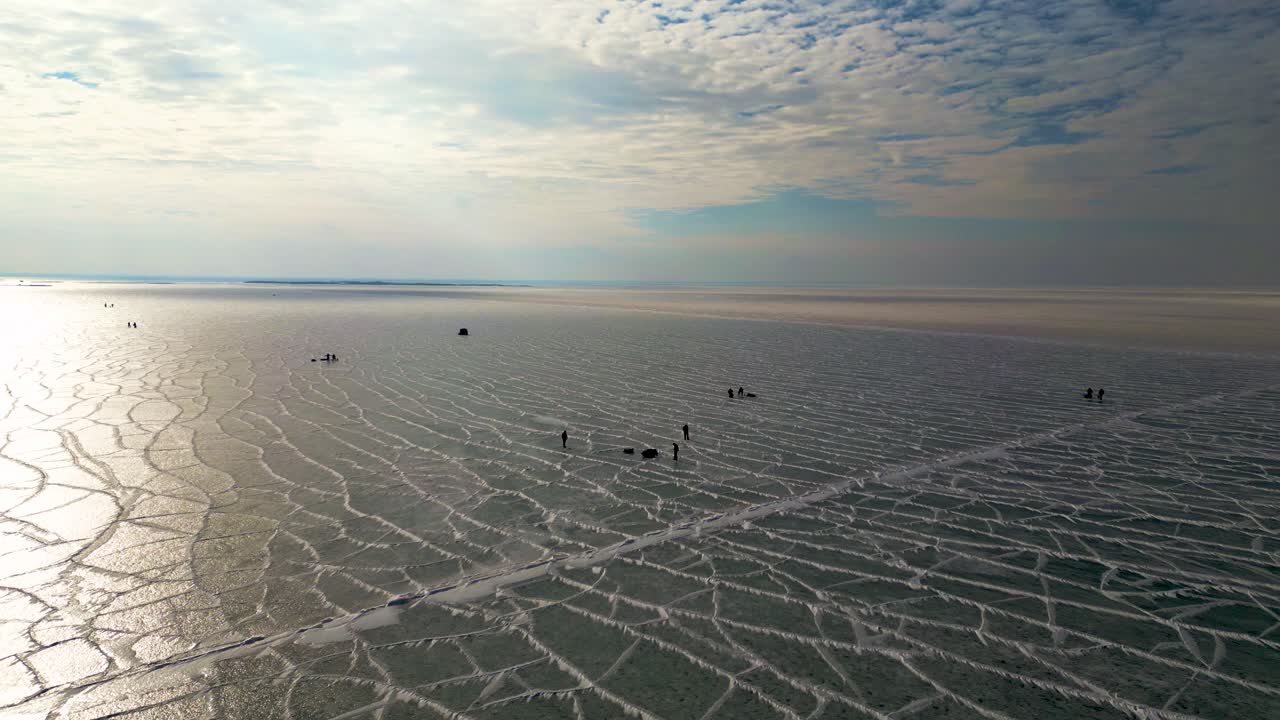 푸른 하늘과 얼음 질감, 호수 세인트 클레어 60fps 공중 드론 샷으로 얼어붙은 호수에서 낚시하고 걷는 사람들