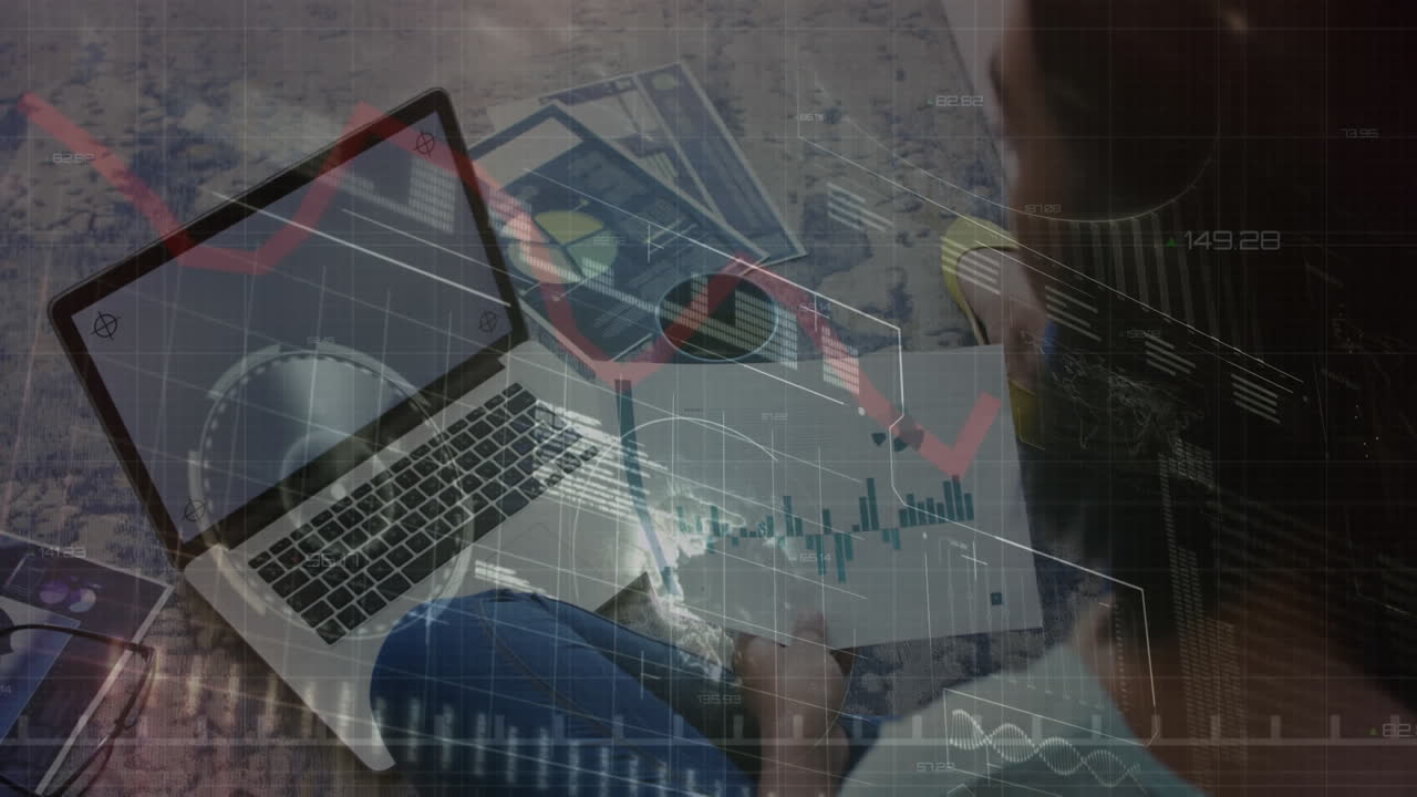 animación del procesamiento de datos sobre una mujer usando una computadora portátil