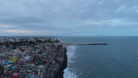 vista aérea de 4k de un faro cerca del puerto del puerto disparado con un dron en pondicherry, india