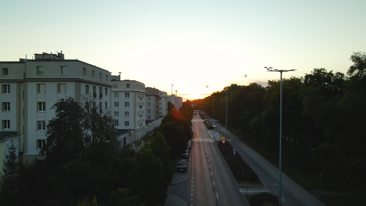 el dron aéreo vuelve a salir por la calle vacía de la ciudad por la noche a lo largo de los edificios urbanos