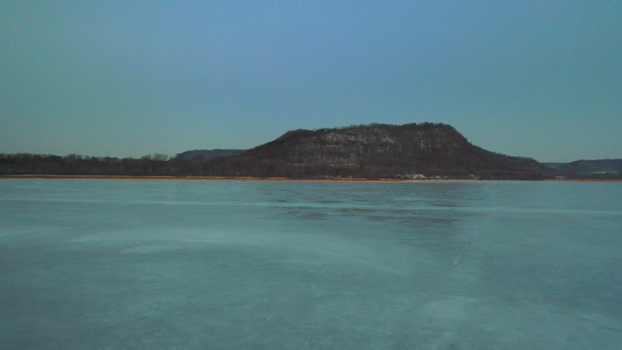 замороженный речный ландшафт на рассвете или в сумерках