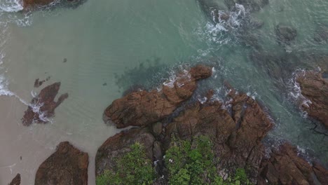 Drone-De-Tiro-Ascendente,-Vista-Aérea-De-Aves-Costa-De-Rocas-De-Granito-Océano-Tropical-Y-Playa