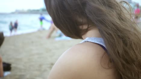 Cámara-Lenta-De-Una-Mujer-Girando-La-Cabeza-Hacia-La-Cámara.-Cara-De-Niña-Hermosa-Sonriente