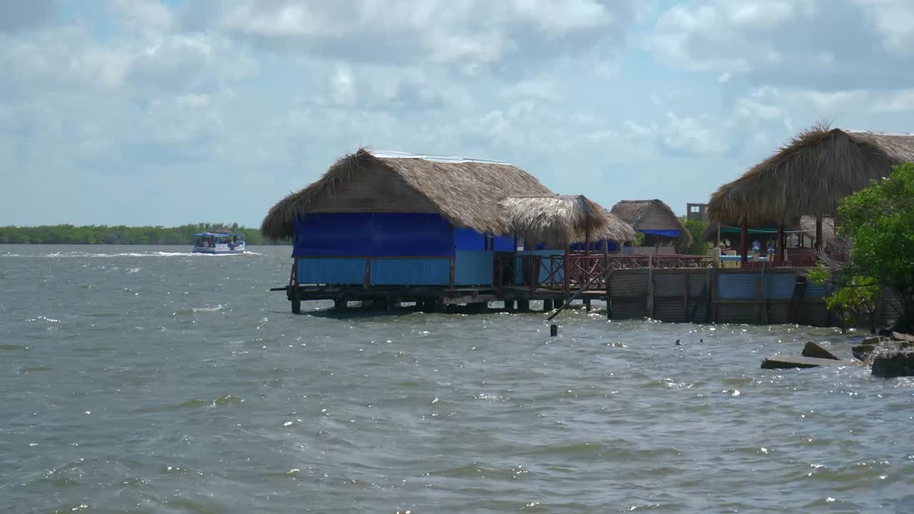 restaurante sobre el agua, isabela de sagua
