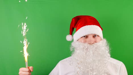 hombre como un papá noel con velas de fuegos artificiales de mano o chispas, navidad y año nuevo 2019, en llave de croma verde, cinemagrafo en bucle