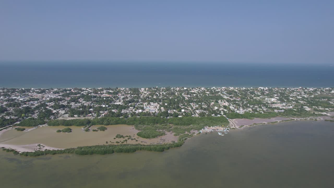vista de drones del pueblo pesquero de progreso en yucatán con su manglar cerca de merida